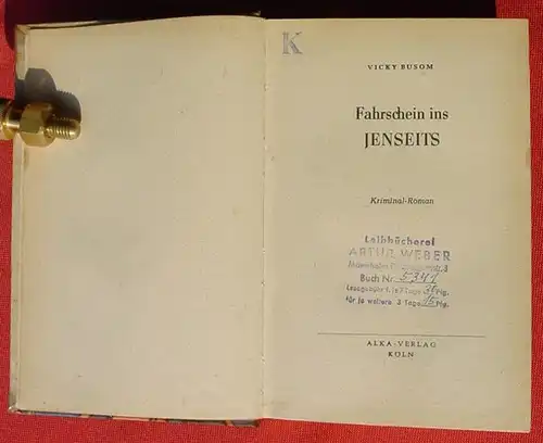 (1012389) "Fahrschein ins Jenseits". Kriminalroman von Vicky Busom. 270 Seiten. Farbiges Deckelbild. ALKA-Verlag, Köln (1950-er Jahre). Ehemaliges Leihbuch mit Gebrauchsspuren. Zwei Stempelabdrücke auf Verlagsblatt und auf Seite 7. Mit...