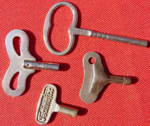 Neu : Versandkosten ab Euro 2,50 ()  4 alte Spielzeugschlüssel (u.a. Technofix). Vermutlich für altes Blechspielzeug oder Uhr ? Leider Alter und Genaueres nicht bekannt. 