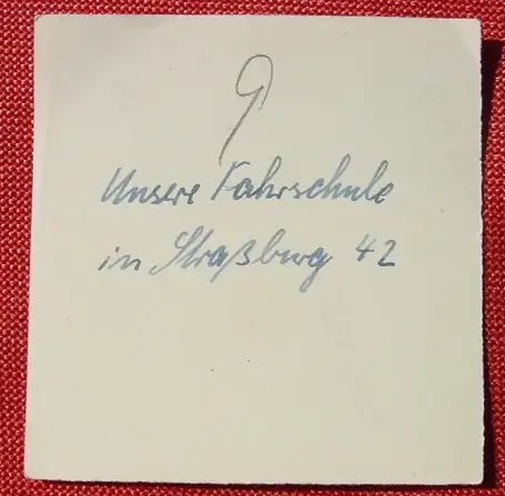 Neu + gültig : Versandkosten BRD ab € 1,25 / Ausland nur registrierter Versand, ab €  5,50 () Original-Foto Soldaten WK II Strassburg Fahrzeug Fahrschule um 1942 ? Format ca. 6 x 6 cm # Militaria
