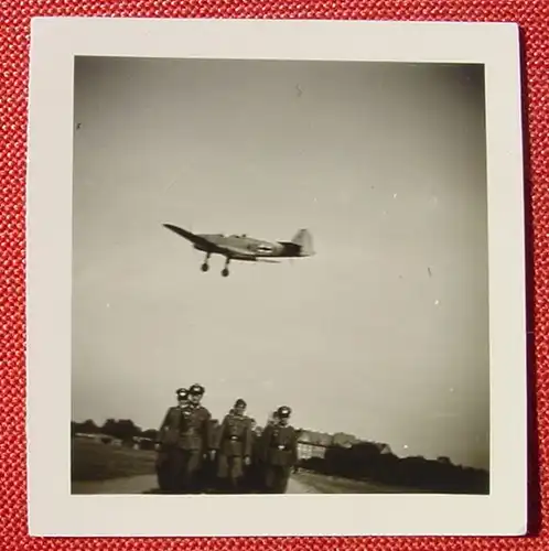 (1044975) Original-Foto Soldaten WK II Flugplatz Flieger um 1940 ? Format ca. 6 x 6 cm # Militaria