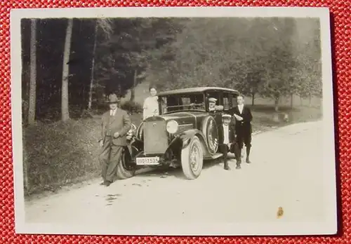 () PKW. Automobil. Originalfoto, um 1938 ? Format ca. 6 x 4 cm. Rueckseite blanco