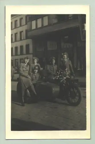 (1025377) Postkarte. Nachrichten-Helferinnen mit Soldaten. Weltkrieg II