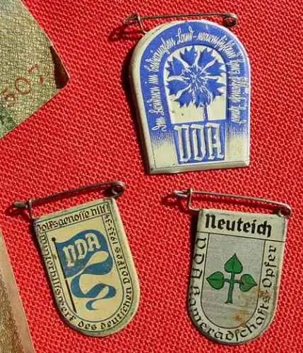 NEU : Versandkosten Euro 2,50  () 3 Metall-Abzeichen aus der Sammlung VDA 1934-1939. Original-Abzeichen aus der NS-Zeit. Gratis beiliegend : 2 alte Originalgeldscheine der 3.-Reich-Zeit.