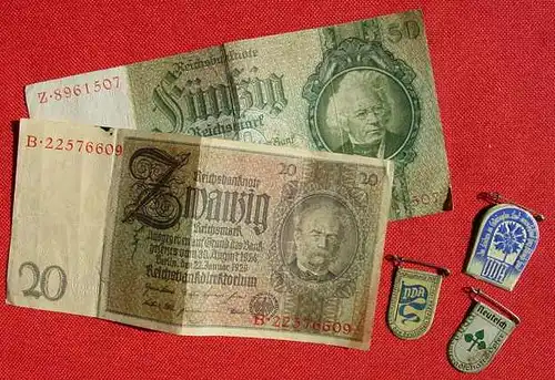 (1024540) 3 Metall-Abzeichen VDA 1934-39. Beigabe : Reichsbanknoten
