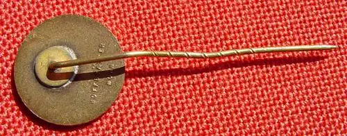 () "WD" Anstecknadel. Hoehe ca. 5 cm. Altes emailliertes Abzeichen mit Alterungsspuren