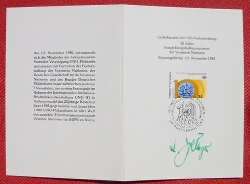 () Gedenkkarte mit Gedenkmarke UN-Postverwaltung 1981. Klappkarte mit Originalsignatur (Persönlichkeit ?). Vereinte Nationen # UNO. Auflage : 1000 Exemplare. Ausgabepreis : 2,00 DM. (hat wohl nicht jeder Sammler ?). Versandkosten ab Euro 1,20