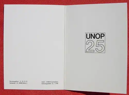 () Gedenkkarte mit Gedenkmarke UN-Postverwaltung 1981. Klappkarte mit Originalsignatur (Persönlichkeit ?). Vereinte Nationen # UNO. Auflage : 1000 Exemplare. Ausgabepreis : 2,00 DM. (hat wohl nicht jeder Sammler ?). Versandkosten ab Euro 1,20