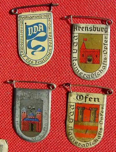 (1024539) 4 Metall-Abzeichen VDA 1934-39. Beigabe : Reichsbanknoten
