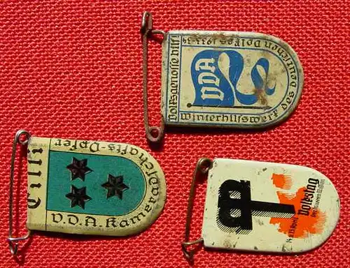 (1024541) 3 Metall-Abzeichen VDA 1934-39. Beigabe : Reichsbanknoten