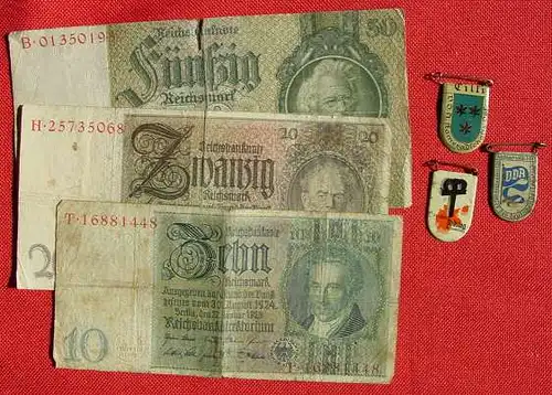(1024541) 3 Metall-Abzeichen VDA 1934-39. Beigabe : Reichsbanknoten