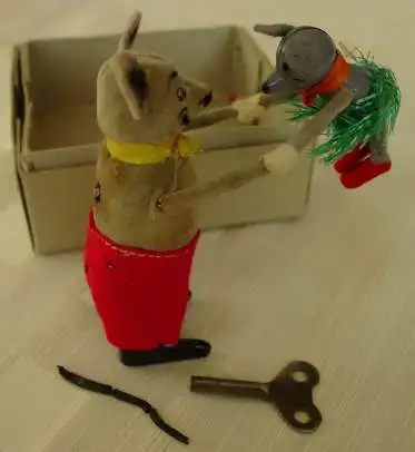 Neu u. derzeit gültig : Versandkosten ab Euro 7,00 (intern 1018789) Sehr hübsches und seltenes Aufzieh-Spielzeug von Schuco : 'Tanzmaus mit Baby'. Stabiler Metallkörper mit buntem Wollfilz, Höhe ca. 10,5 cm. Seitlich außen an den Füßen der Maus... 0