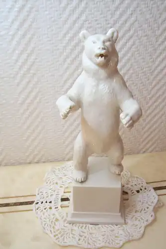 Allach Porzellan Bär auf Sockel weiss glasiert Künstlersignatur F. Nagy 