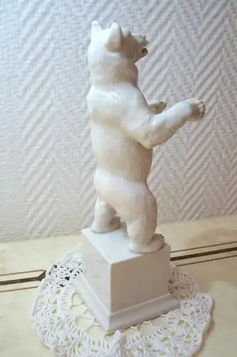 Allach Porzellan Bär auf Sockel weiss glasiert Künstlersignatur F. Nagy 