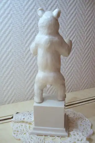 Allach Porzellan Bär auf Sockel weiss glasiert Künstlersignatur F. Nagy 