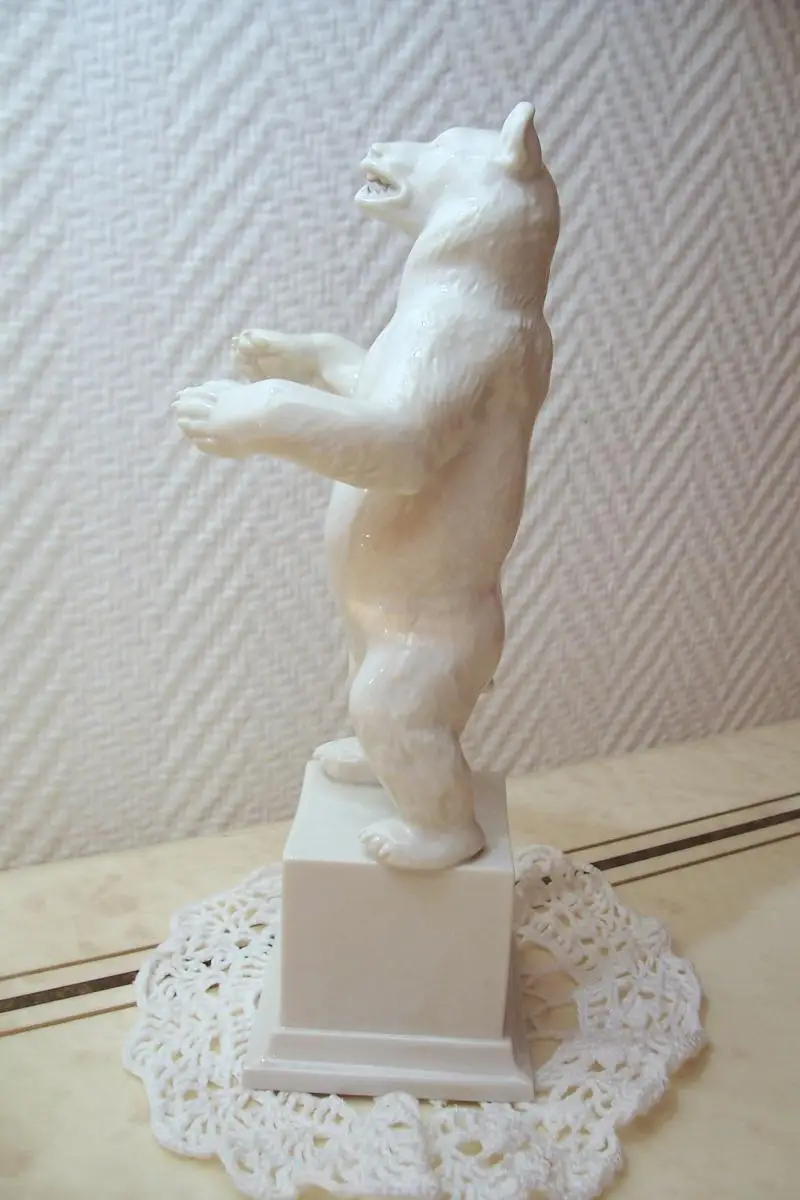 Allach Porzellan Bär auf Sockel weiss glasiert Künstlersignatur F. Nagy  5
