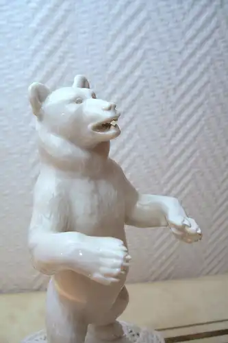 Allach Porzellan Bär auf Sockel weiss glasiert Künstlersignatur F. Nagy 