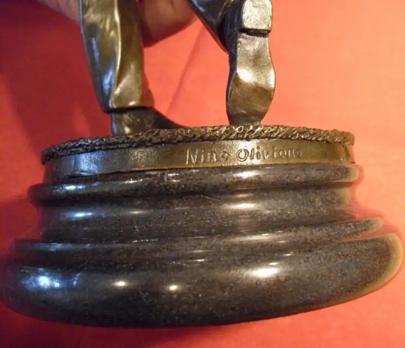 Bronze patiné Golfeur  34cm hauter totale, Nino Oliviono  --  Bronze patiniert Golfer ges. 34 cm hoch, 1