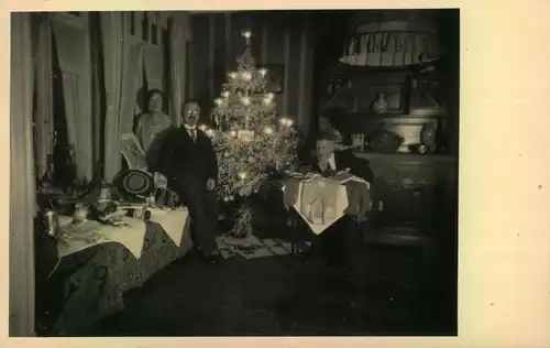 1930, Weihnachten, Familie mit Gabentisch und  festlich geschmücktem Baum im Lichterglanz, Feiern & Feste, gelaufen