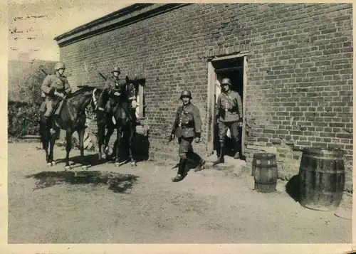 1943, Propagandakarte ""Deutsche Polizeistreife säubert ein:::Gehöft", als FP gelaufen BERLIN-MAHLSDORF