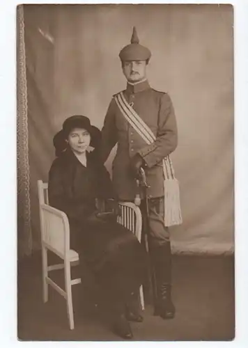 0009


                Fotopostkarte .Soldat Pickelhaube ,Säbel und Schärpe
                ungelaufen  Z1