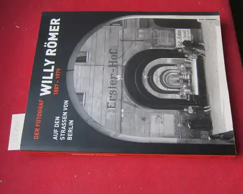 Kerbs, Diethart (Hrsg.), Willy Römer Günter Kunert u. a: Der Fotograf Willy Römer : 1887 - 1979 ; Auf den Straßen von Berlin ; [Deutsches Historisches Museum]. 