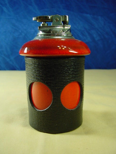 B152/ Tischfeuerzeug schwarzes Leder 60 er Jahre Design Nr