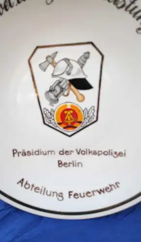 E880/ DDR Schmuckteller Präsidium Der Volkspolizei Berlin 28 cm