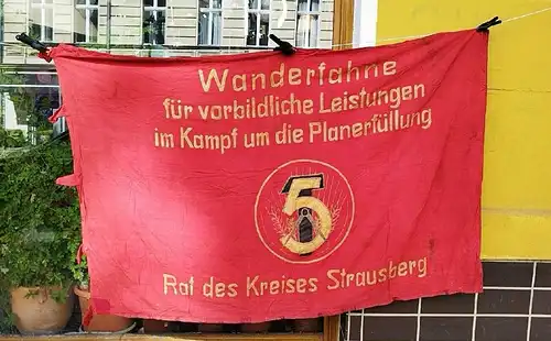 G245/ schwere Baumwoll Fahne:    Wanderfahne Strausberg 5 Jahres Plan gestickt