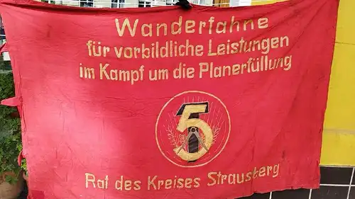 G245/ schwere Baumwoll Fahne:    Wanderfahne Strausberg 5 Jahres Plan gestickt