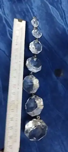 F789/ 7 Stück antike Glas Kristalle Prismen von 1,3 bis 2,8 cm rund 18 cm lang