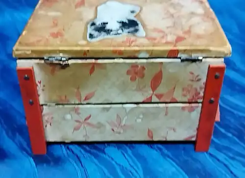 G040/ Kleines Nähkästchen Nähkasten Holz Puppenstube Spielzeug Zubehör 