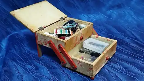 G040/ Kleines Nähkästchen Nähkasten Holz Puppenstube Spielzeug Zubehör 