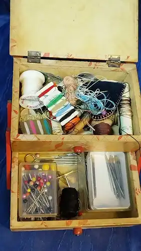 G040/ Kleines Nähkästchen Nähkasten Holz Puppenstube Spielzeug Zubehör 
