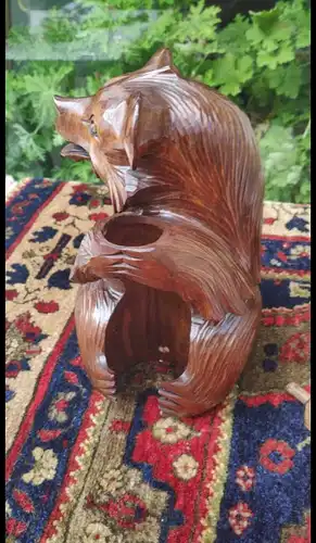 F839/ alter geschnitzter Bär Flaschenhalter Holz  25 cm 