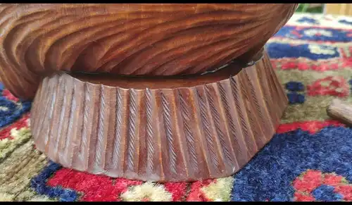 F839/ alter geschnitzter Bär Flaschenhalter Holz  25 cm 