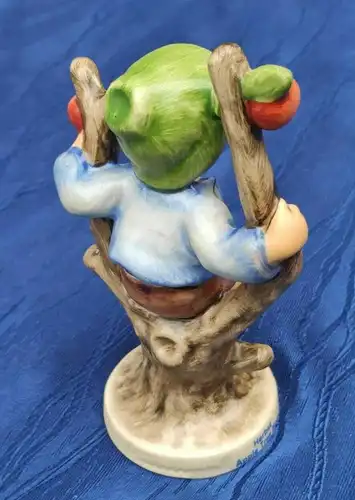 F713/ Goebel Hummel Hummelfigur Herbst Junge auf dem Apfelbaum  1. Ausgabe