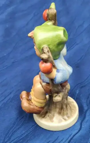 F713/ Goebel Hummel Hummelfigur Herbst Junge auf dem Apfelbaum  1. Ausgabe
