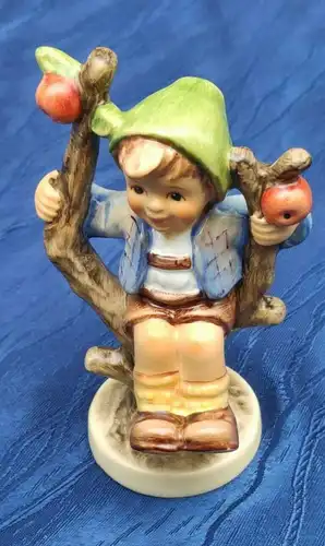 F713/ Goebel Hummel Hummelfigur Herbst Junge auf dem Apfelbaum  1. Ausgabe