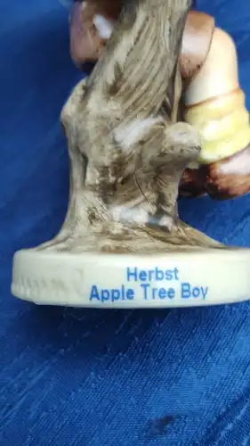 F713/ Goebel Hummel Hummelfigur Herbst Junge auf dem Apfelbaum  1. Ausgabe
