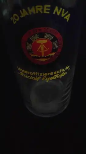 E880/ Glas DDR NVA 20 Jahre Unteroffiziersschule Rudolf Engelhofer