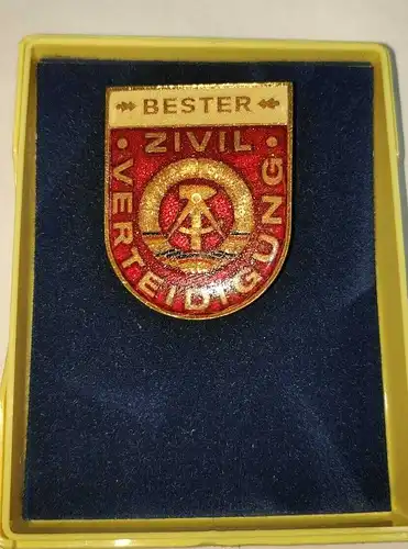 E880/ 3 Stück Bestenabzeichen der Zivilverteidigung der DDR