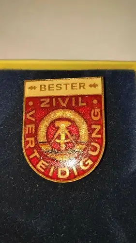 E880/ 3 Stück Bestenabzeichen der Zivilverteidigung der DDR