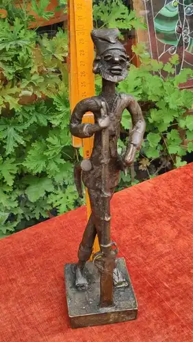 F390/  AFRIKANISCHE BRONZE FIGUR Krieger mit Gewehr