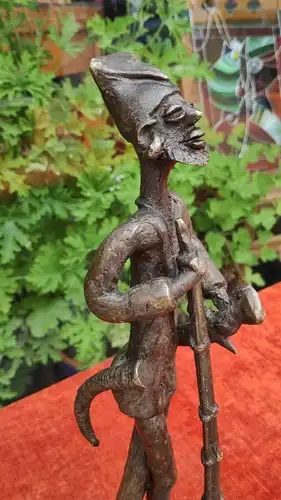 F390/  AFRIKANISCHE BRONZE FIGUR Krieger mit Gewehr