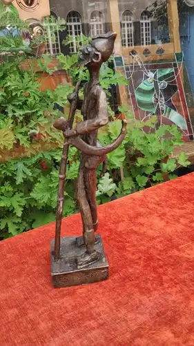 F390/  AFRIKANISCHE BRONZE FIGUR Krieger mit Gewehr