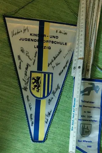 E801/ alter DDR Wimpel Kinder - und Jugendsportschule Leipzig mit Unterschriften