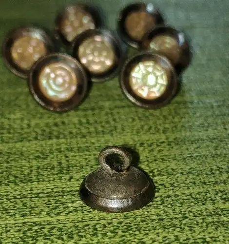 F242/ 8 antike Knöpfe aus Metall 1cm Durchmesser