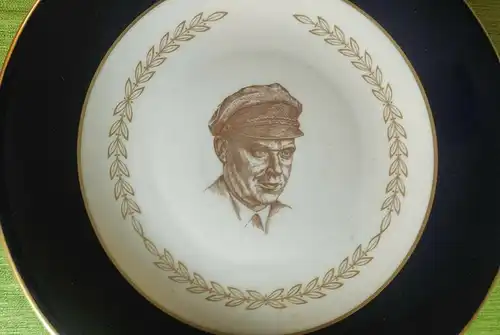 E881/ Porzellan Teller  Ernst Thälmann Bezirksparteischule der SED