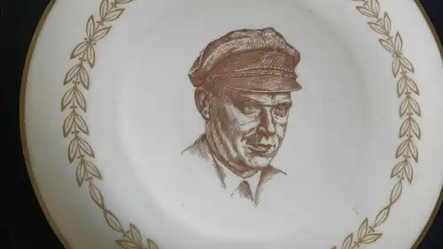 E881/ Porzellan Teller  Ernst Thälmann Bezirksparteischule der SED