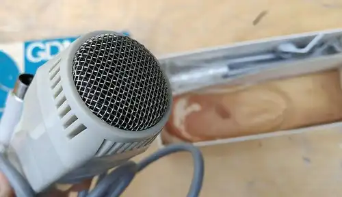 F44/Grundig GDM 316 Dynamisches Mikrofon mit Stativ